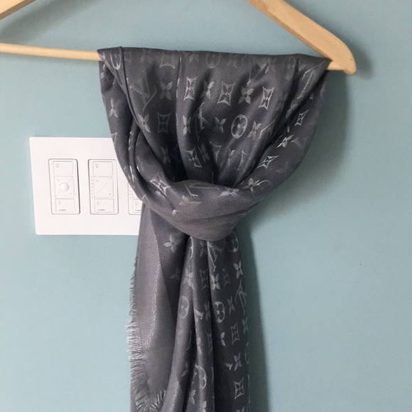Louis Vuitton Monogram Shine Shawl - Picture 2 of 13